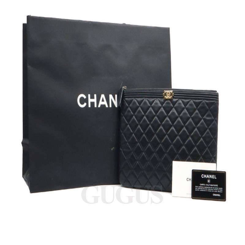 Chanel(샤넬) A84406 블랙 램스킨 골드 메탈 보이 샤넬 뉴미듐 클러치 (21번대